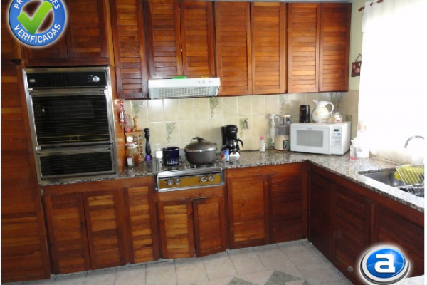 CASA PARA 10/12 PERSONAS - CENTRICA - 5 DORMITORIOS - PILETA CERRADA - QUINCHO - EQUIPAMIENTO FULL