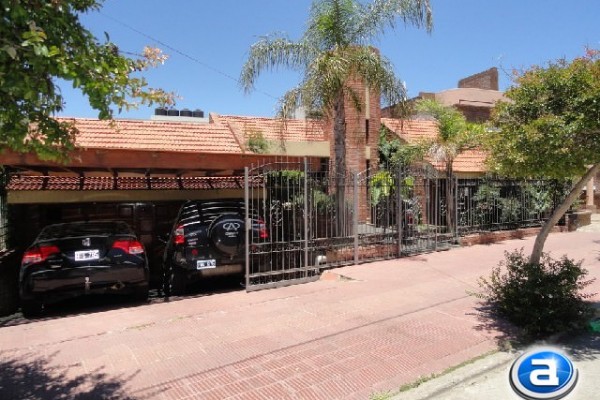 CASA PARA 10/12 PERSONAS - CENTRICA - 5 DORMITORIOS - PILETA CERRADA - QUINCHO - EQUIPAMIENTO FULL