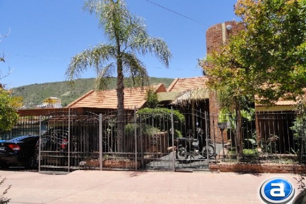 CASA PARA 10/12 PERSONAS - CENTRICA - 5 DORMITORIOS - PILETA CERRADA - QUINCHO - EQUIPAMIENTO FULL