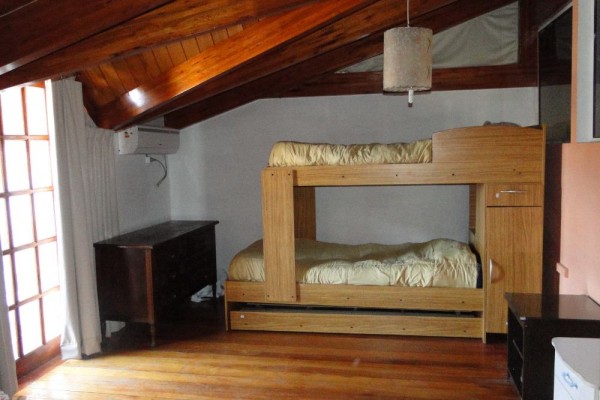 CASA PARA 8/10 PERSONAS - CENTRICA - 3/4 DORMITORIOS - PILETA - GALERIA - PARRILLA - EQUIPAMIENTO FULL