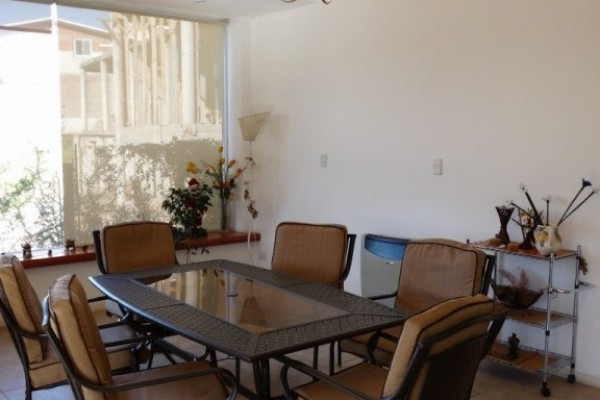 CASA PARA 8/10  SOBRE EL LAGO SAN ROQUE. HERMOSA VISTA. PILETA (COMPARTIDA)
