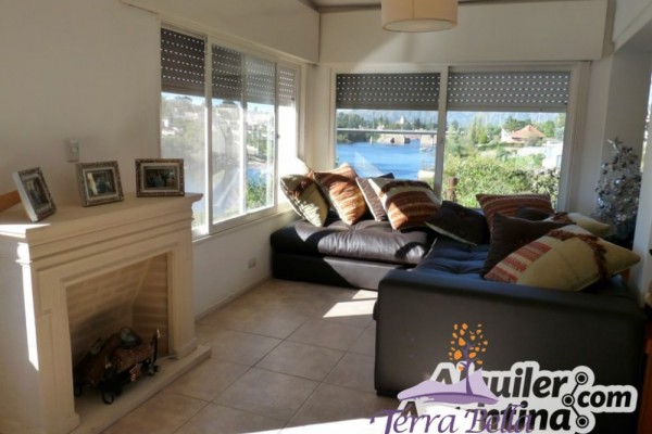 CASA PARA 8/10  SOBRE EL LAGO SAN ROQUE. HERMOSA VISTA. PILETA (COMPARTIDA)