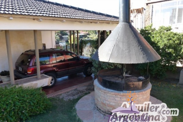 CASA PARA 8/10  SOBRE EL LAGO SAN ROQUE. HERMOSA VISTA. PILETA (COMPARTIDA)