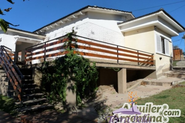 CASA PARA 8/10  SOBRE EL LAGO SAN ROQUE. HERMOSA VISTA. PILETA (COMPARTIDA)