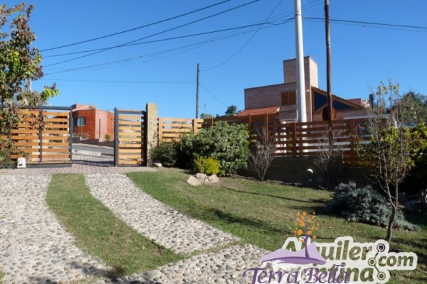 CASA PARA 8/10  SOBRE EL LAGO SAN ROQUE. HERMOSA VISTA. PILETA (COMPARTIDA)