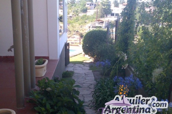 CASA PARA 8/10  SOBRE EL LAGO SAN ROQUE. HERMOSA VISTA. PILETA (COMPARTIDA)