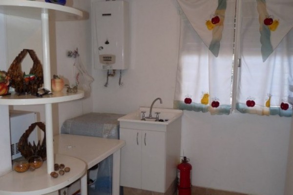 CASA PARA 8/10  SOBRE EL LAGO SAN ROQUE. HERMOSA VISTA. PILETA (COMPARTIDA)