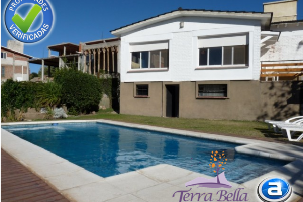 CASA PARA 8/10  SOBRE EL LAGO SAN ROQUE. HERMOSA VISTA. PILETA (COMPARTIDA)