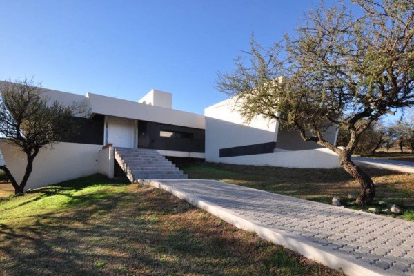 HERMOSA CASA DE 1º CATEGORIA EN BARRIO CERRADO CAUSANA