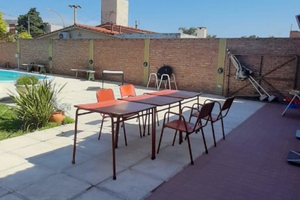 CHALET PARA 6 PERSONAS CON PARQUE - PILETA - COCHERA, A METROS DEL LAGO