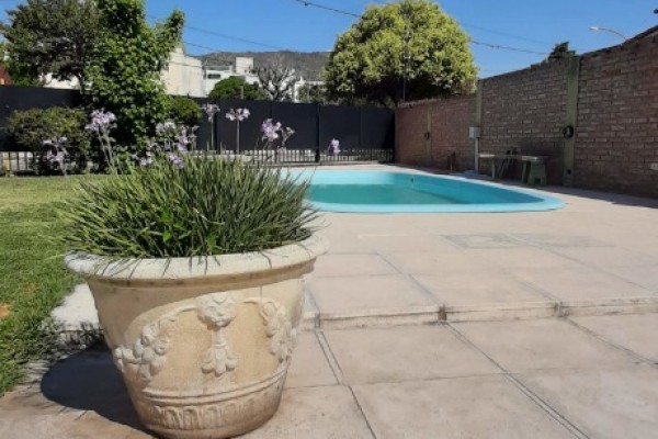 CHALET PARA 6 PERSONAS CON PARQUE - PILETA - COCHERA, A METROS DEL LAGO
