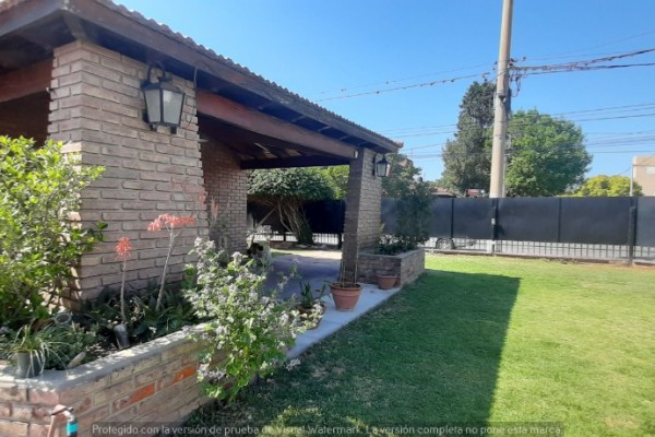 CHALET PARA 6 PERSONAS CON PARQUE - PILETA - COCHERA, A METROS DEL LAGO