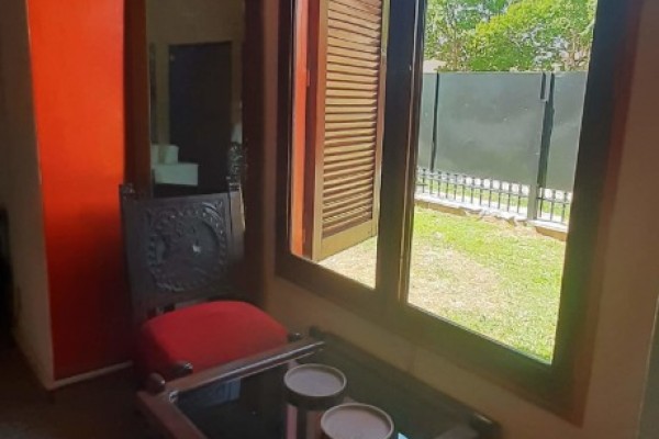 CHALET PARA 6 PERSONAS CON PARQUE - PILETA - COCHERA, A METROS DEL LAGO