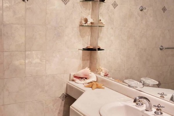 CHALET PARA 6 PERSONAS CON PARQUE - PILETA - COCHERA, A METROS DEL LAGO