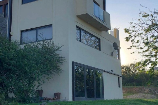 HERMOSA CASA EN BARRIO CERRADO DE MONTAÑA CON PILETA PARA 8 PERSONAS