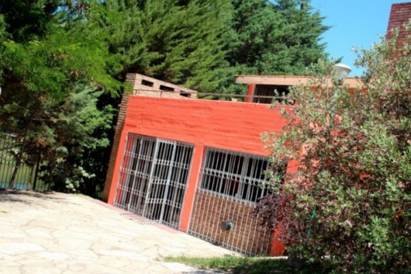 CASA PARA 10 PERSONAS CON GRAN PARQUE. PISCINA. VISTA AL RIO