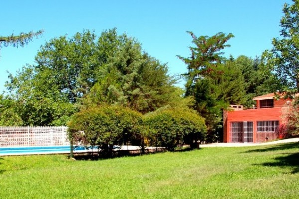 CASA PARA 10 PERSONAS CON GRAN PARQUE. PISCINA. VISTA AL RIO