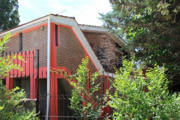 CASA PARA 10 PERSONAS CON GRAN PARQUE. PISCINA. VISTA AL RIO