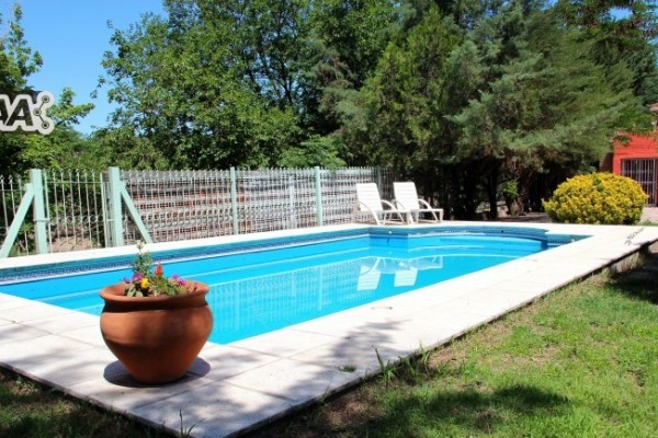 CASA PARA 10 PERSONAS CON GRAN PARQUE. PISCINA. VISTA AL RIO