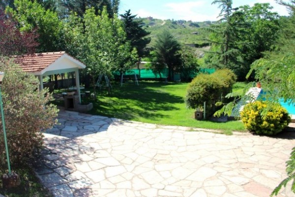 CASA PARA 10 PERSONAS CON GRAN PARQUE. PISCINA. VISTA AL RIO