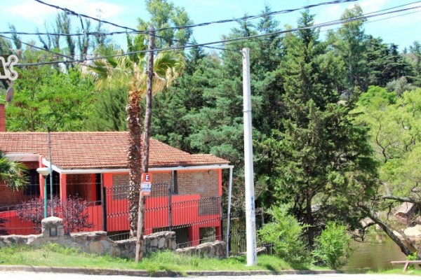 CASA PARA 10 PERSONAS CON GRAN PARQUE. PISCINA. VISTA AL RIO