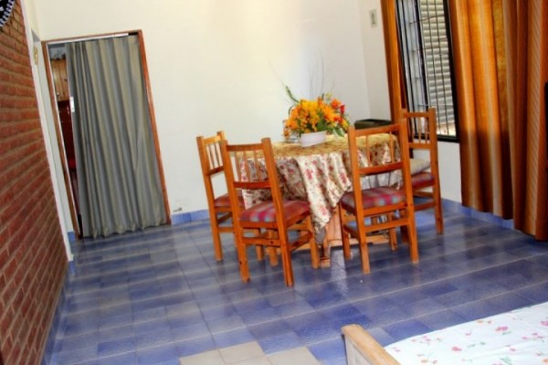 CASA PARA 10 PERSONAS CON GRAN PARQUE. PISCINA. VISTA AL RIO