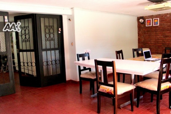 CASA PARA 10 PERSONAS CON GRAN PARQUE. PISCINA. VISTA AL RIO