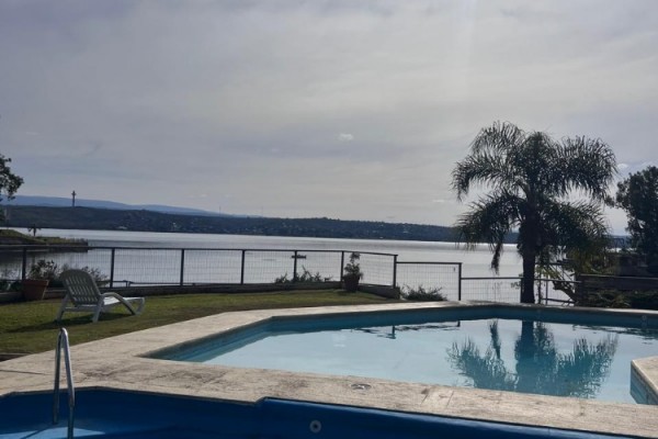 EXCLUSIVO CONDOMINIO SOBRE EL LAGO! PISCINA CLIMATIZADA, QUIMNCHO, BAJADA PROPIA!