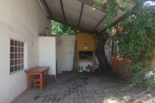 CABAÑA 5: 1 DORMITORIO CON COCHERA Y PARRILLA