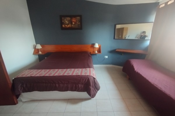CABAÑA 5: 1 DORMITORIO CON COCHERA Y PARRILLA