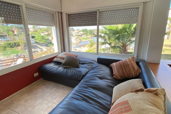 CASA PARA 8/10  SOBRE EL LAGO SAN ROQUE. HERMOSA VISTA. PILETA (COMPARTIDA)