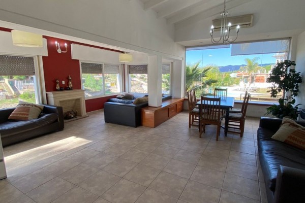 CASA PARA 8/10  SOBRE EL LAGO SAN ROQUE. HERMOSA VISTA. PILETA (COMPARTIDA)