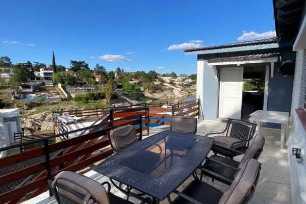 CASA PARA 8/10  SOBRE EL LAGO SAN ROQUE. HERMOSA VISTA. PILETA (COMPARTIDA)