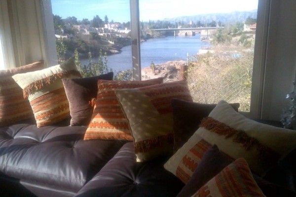 CASA PARA 8/10  SOBRE EL LAGO SAN ROQUE. HERMOSA VISTA. PILETA (COMPARTIDA)