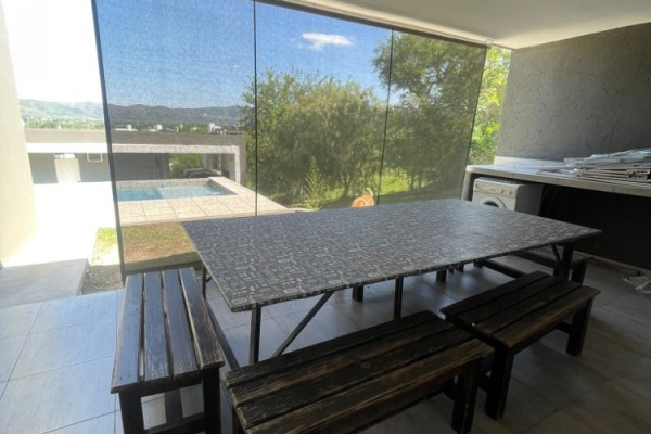 HERMOSA CASA DE CATEGORIA PARA 11 PERSONAS CON PILETA, QUINCHO, VISTA 