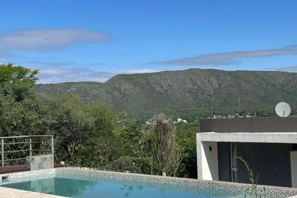 HERMOSA CASA DE CATEGORIA PARA 11 PERSONAS CON PILETA, QUINCHO, VISTA 