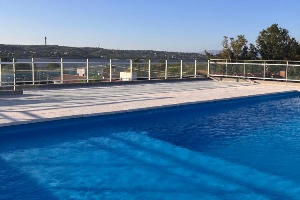 DEPARTAMENTO DE CATEGORIA EN COMPLEJO. PISCINA. QUINCHO. COCHERAS