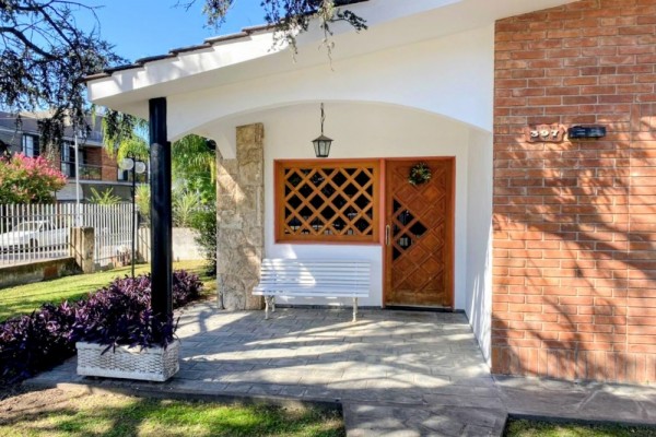 CASA PARA 8 PERSONAS CON PARQUE-QUINCHO-PILETA