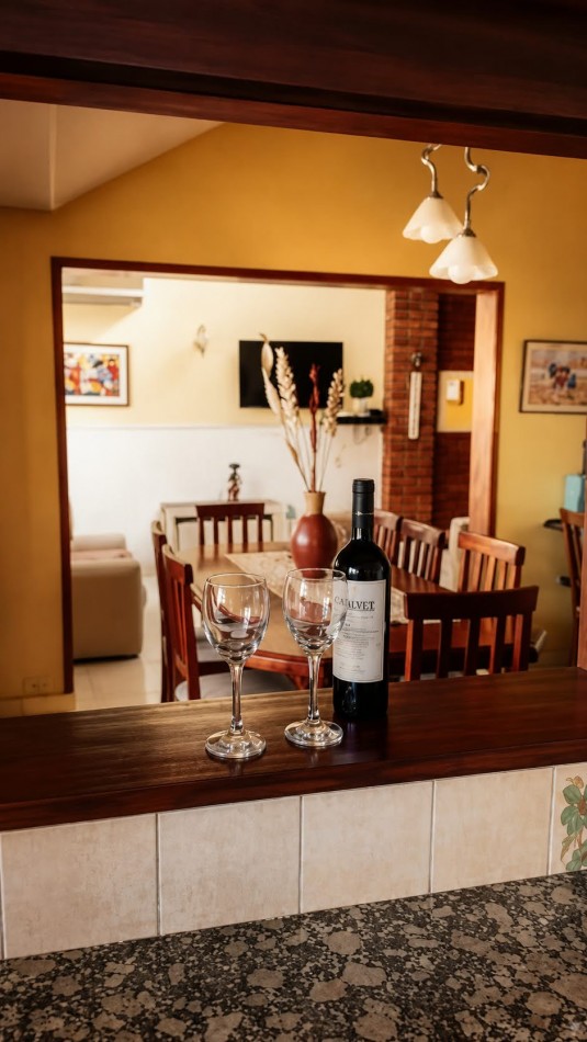 CASA PARA 12 PERSONAS - 5 DORMITORIOS - PILETA CERRADA - QUINCHO - CENTRICA