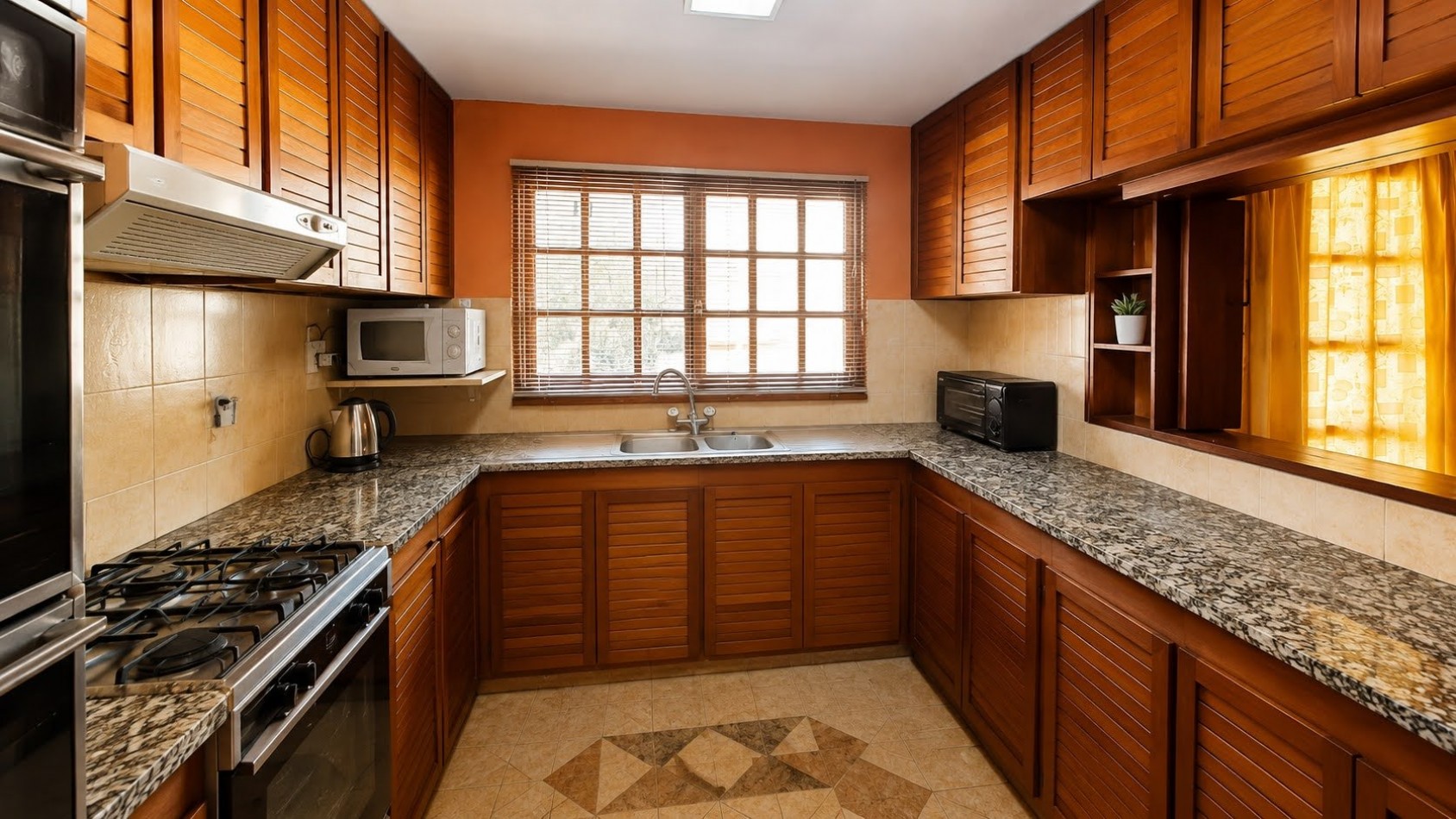 CASA PARA 12 PERSONAS - 5 DORMITORIOS - PILETA CERRADA - QUINCHO - CENTRICA