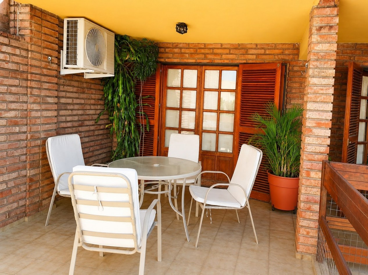 CASA PARA 12 PERSONAS - 5 DORMITORIOS - PILETA CERRADA - QUINCHO - CENTRICA