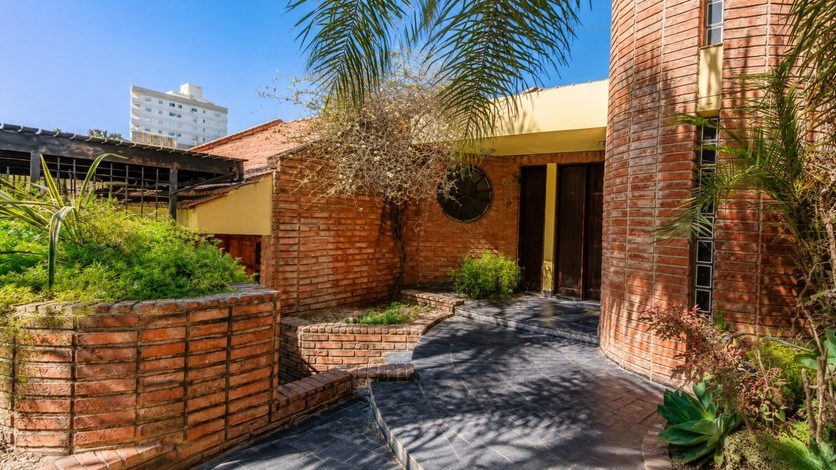 CASA PARA 12 PERSONAS - 5 DORMITORIOS - PILETA CERRADA - QUINCHO - CENTRICA