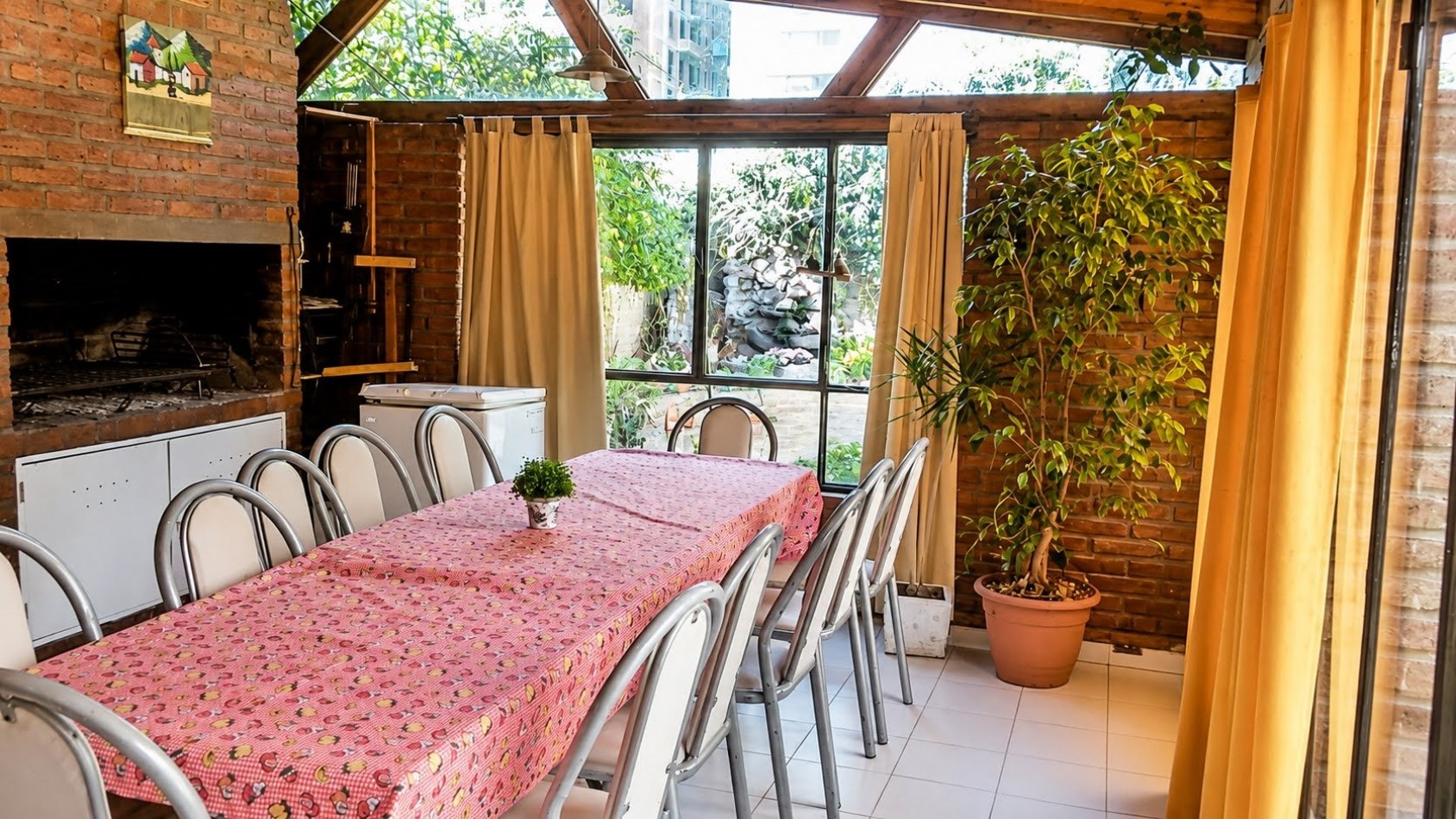 CASA PARA 12 PERSONAS - 5 DORMITORIOS - PILETA CERRADA - QUINCHO - CENTRICA