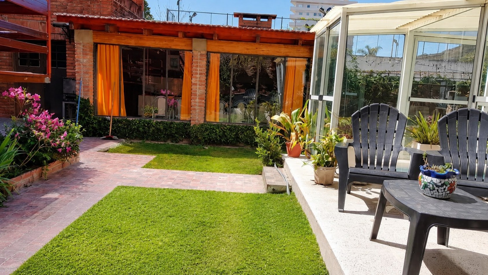 CASA PARA 12 PERSONAS - 5 DORMITORIOS - PILETA CERRADA - QUINCHO - CENTRICA
