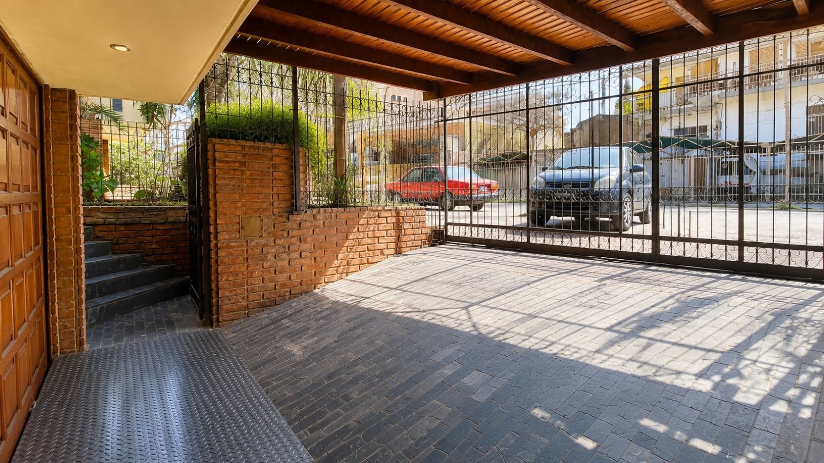 CASA PARA 12 PERSONAS - 5 DORMITORIOS - PILETA CERRADA - QUINCHO - CENTRICA