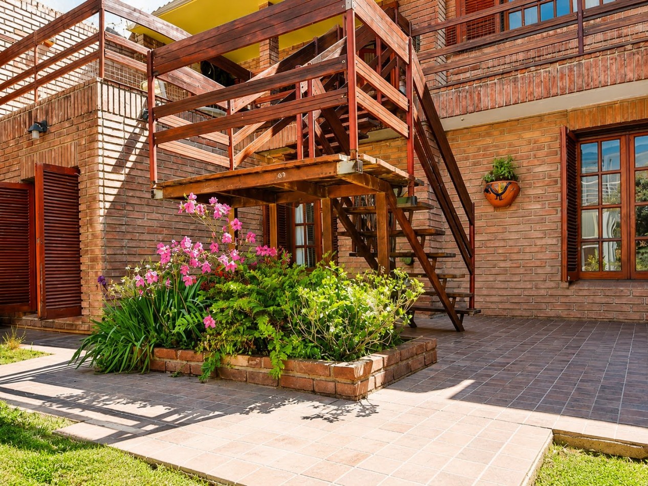 CASA PARA 12 PERSONAS - 5 DORMITORIOS - PILETA CERRADA - QUINCHO - CENTRICA