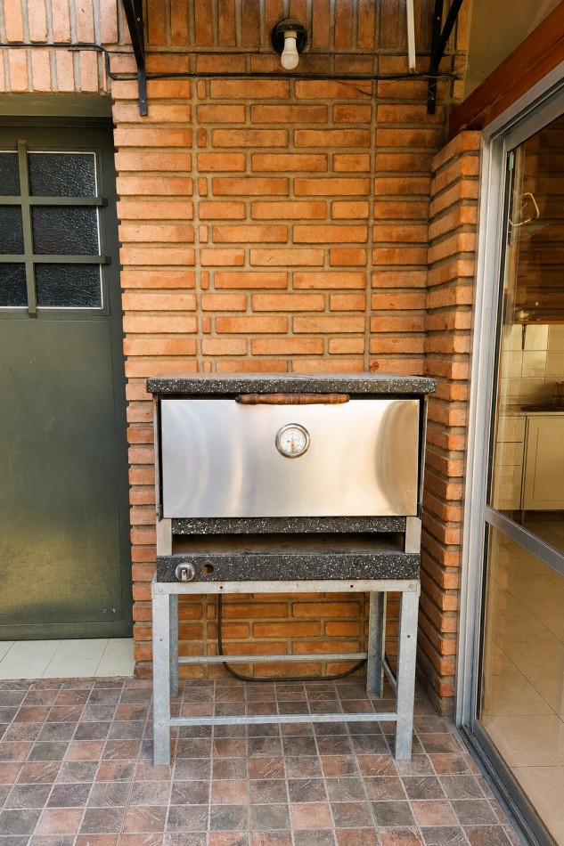 CASA PARA 12 PERSONAS - 5 DORMITORIOS - PILETA CERRADA - QUINCHO - CENTRICA