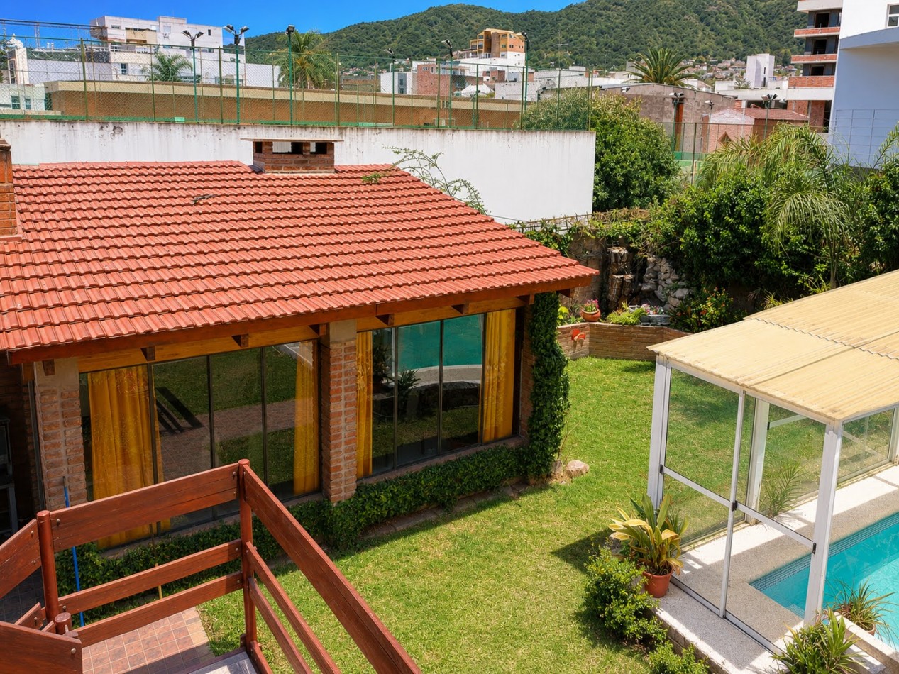 CASA PARA 12 PERSONAS - 5 DORMITORIOS - PILETA CERRADA - QUINCHO - CENTRICA