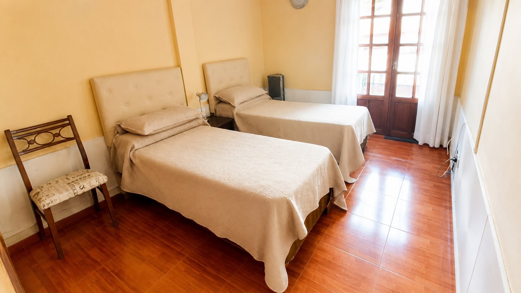 CASA PARA 12 PERSONAS - 5 DORMITORIOS - PILETA CERRADA - QUINCHO - CENTRICA