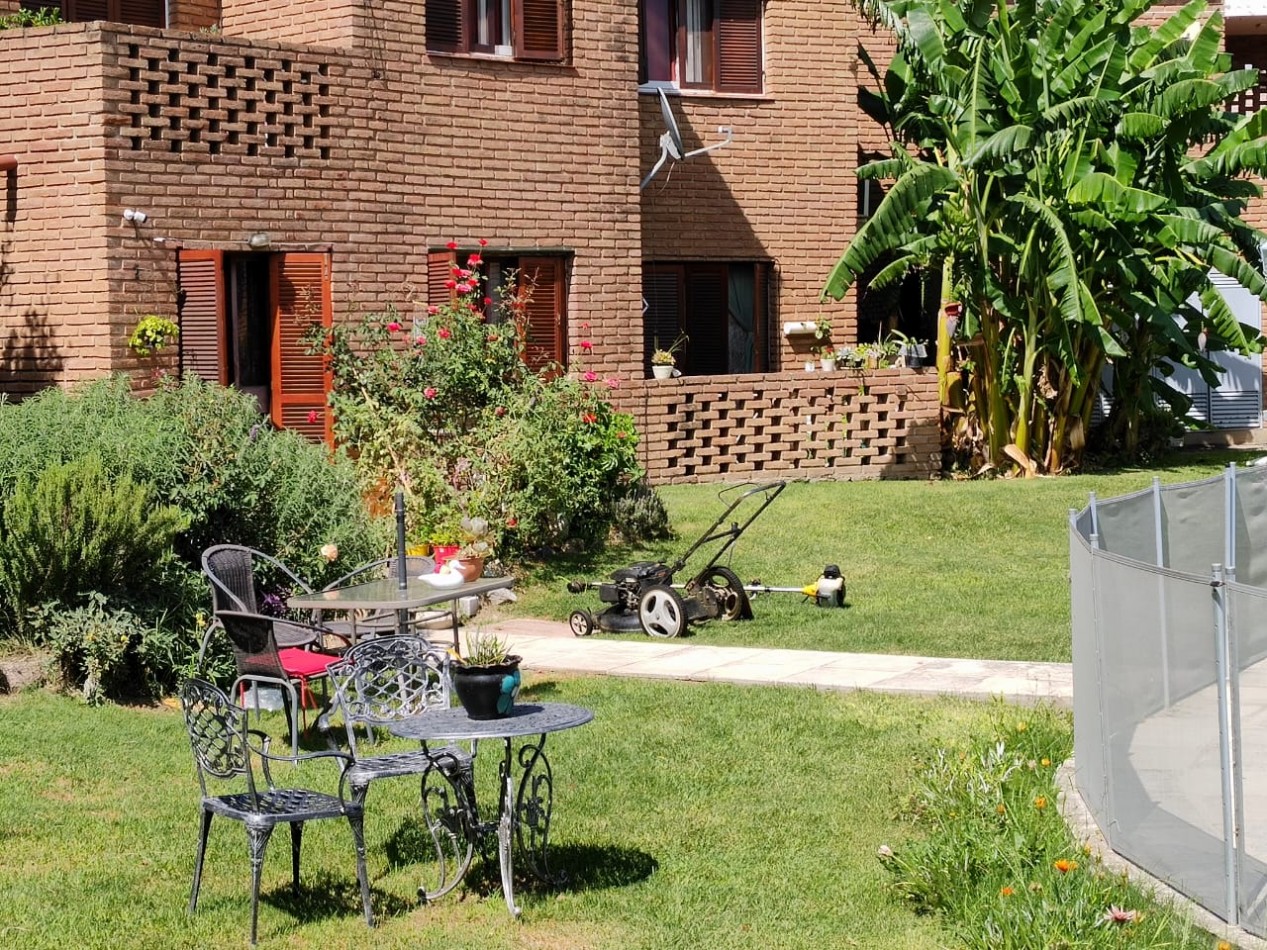 DEPARTAMENTO PARA 5 PERSONAS - PILETA-COCHERA-QUINCHO-PARQUE FRENTE AL LAGO